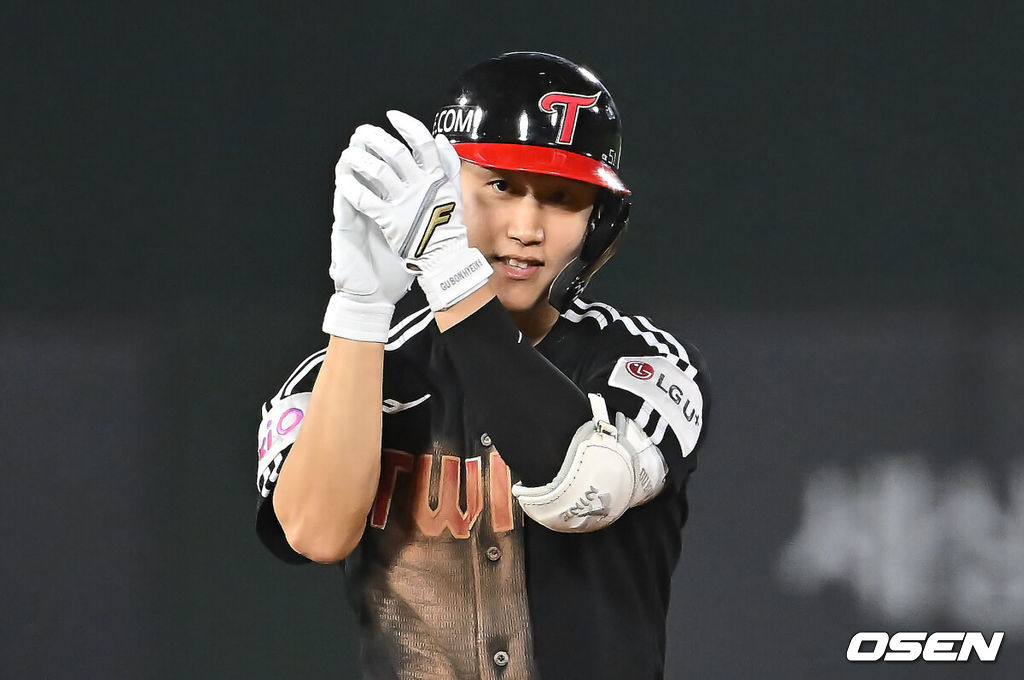 21일 부산 사직야구장에서 2025 신한 SOL 뱅크 KBO 리그 롯데 자이언츠와 LG 트윈스의 경기가 열렸다. 홈팀 롯데는 나균안이, 방문팀 LG는 임찬규가 선발 출전했다.LG 트윈스 구본혁이 7회초 1사 1,2루 좌중간 역전 1타점 적시타를 치고 세리머니를 하고 있다. 2025.05.21 / foto0307@osen.co.kr