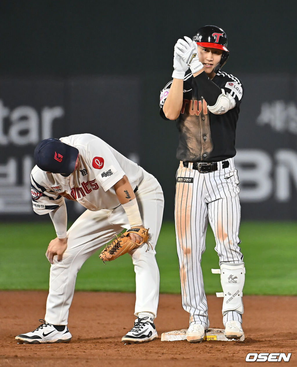 21일 부산 사직야구장에서 2025 신한 SOL 뱅크 KBO 리그 롯데 자이언츠와 LG 트윈스의 경기가 열렸다. 홈팀 롯데는 나균안이, 방문팀 LG는 임찬규가 선발 출전했다.LG 트윈스 구본혁이 7회초 1사 1,2루 좌중간 역전 1타점 적시타를 치고 세리머니를 하고 있다. 2025.05.21 / foto0307@osen.co.kr