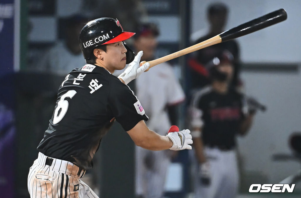 21일 부산 사직야구장에서 2025 신한 SOL 뱅크 KBO 리그 롯데 자이언츠와 LG 트윈스의 경기가 열렸다. 홈팀 롯데는 나균안이, 방문팀 LG는 임찬규가 선발 출전했다.LG 트윈스 구본혁이 7회초 1사 1,2루 좌중간 역전 1타점 적시타를 치고 있다. 2025.05.21 / foto0307@osen.co.kr