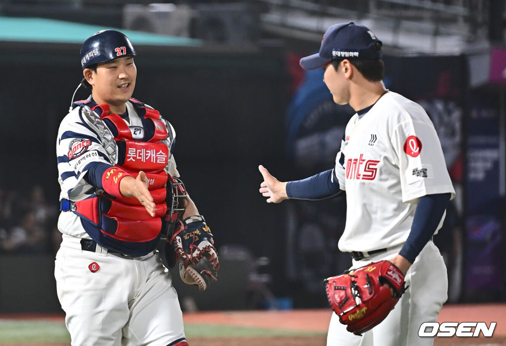 21일 부산 사직야구장에서 2025 신한 SOL 뱅크 KBO 리그 롯데 자이언츠와 LG 트윈스의 경기가 열렸다. 홈팀 롯데는 나균안이, 방문팀 LG는 임찬규가 선발 출전했다.롯데 자이언츠 유강남이 연장 10회초 수비를 무실점으로 막은 최준용과 하이파이브를 하고 있다. 2025.05.21 / foto0307@osen.co.kr