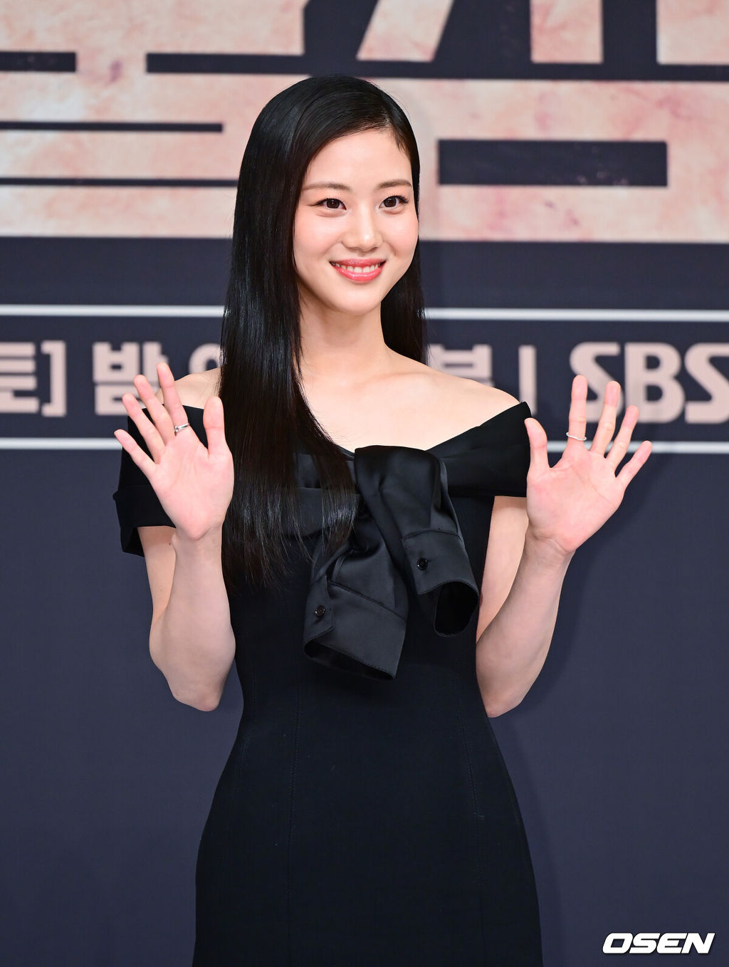 21일 오후 서울 양천구 목동 SBS에서 SBS 금토드라마 '보물섬' 오프라인 제작발표회가 열렸다. 이날 행사에는 배우 박형식, 허준호, 이해영, 홍화연, 진창규 감독이 참석했다. 배우 홍화연이 포토타임을 갖고 있다. 2025.02.21 / ksl0919@osen.co.kr  