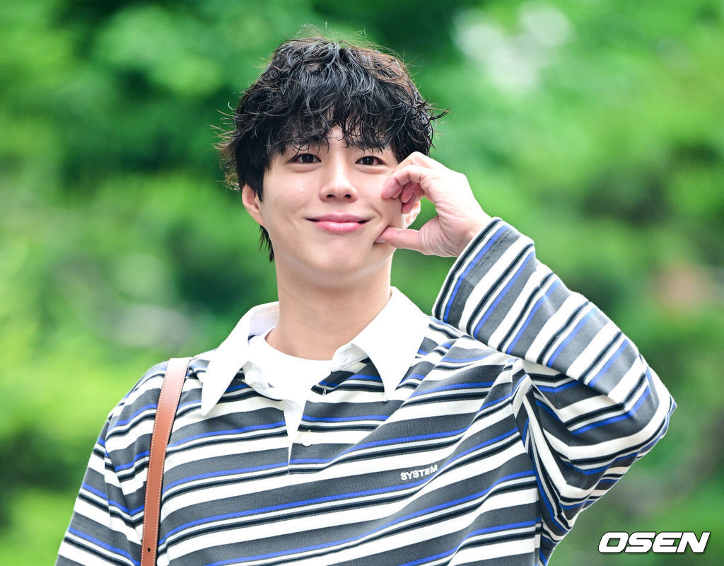 20일 오전 서울 여의도 KBS 신관에서 KBS 2TV '더 시즌즈 - 박보검의 칸타빌레' 녹화가 진행됐다.넷플릭스 시리즈 ‘폭싹 속았수다’로 전 세계 시청자들을 사로잡은 박보검은 KBS2 심야 음악 프로그램 ‘더 시즌즈-박보검의 칸타빌레’ MC로도 활약하며 다방면에서 활발한 활동을 이어가고 있다.배우 박보검이 방송국으로 이동히며 인사를 하고 있다. 2025.05.20 / dreamer@osen.co.kr