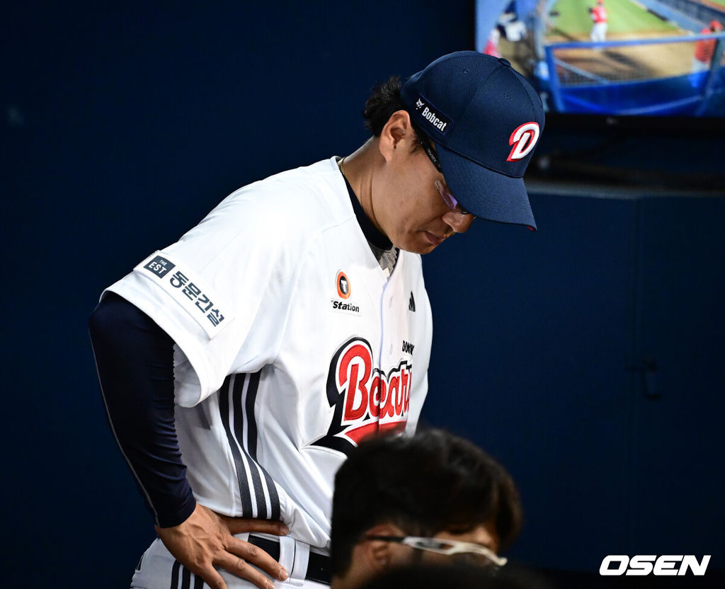 21일 오후 서울 잠실구장에서 2025 신한 SOL Bank KBO리그 두산 베어스와 SSG 랜더스의 경기가 열렸다.이날 두산은 데뷔전을 갖는 신인 투수 최민석을, SSG는 우완 드류 앤더슨을 선발로 내세웠다.8회말 두산 이승엽 감독이 경기를 지켜보며 아쉬워하고 있다. 2025.05.21 /jpnews@osen.co.kr