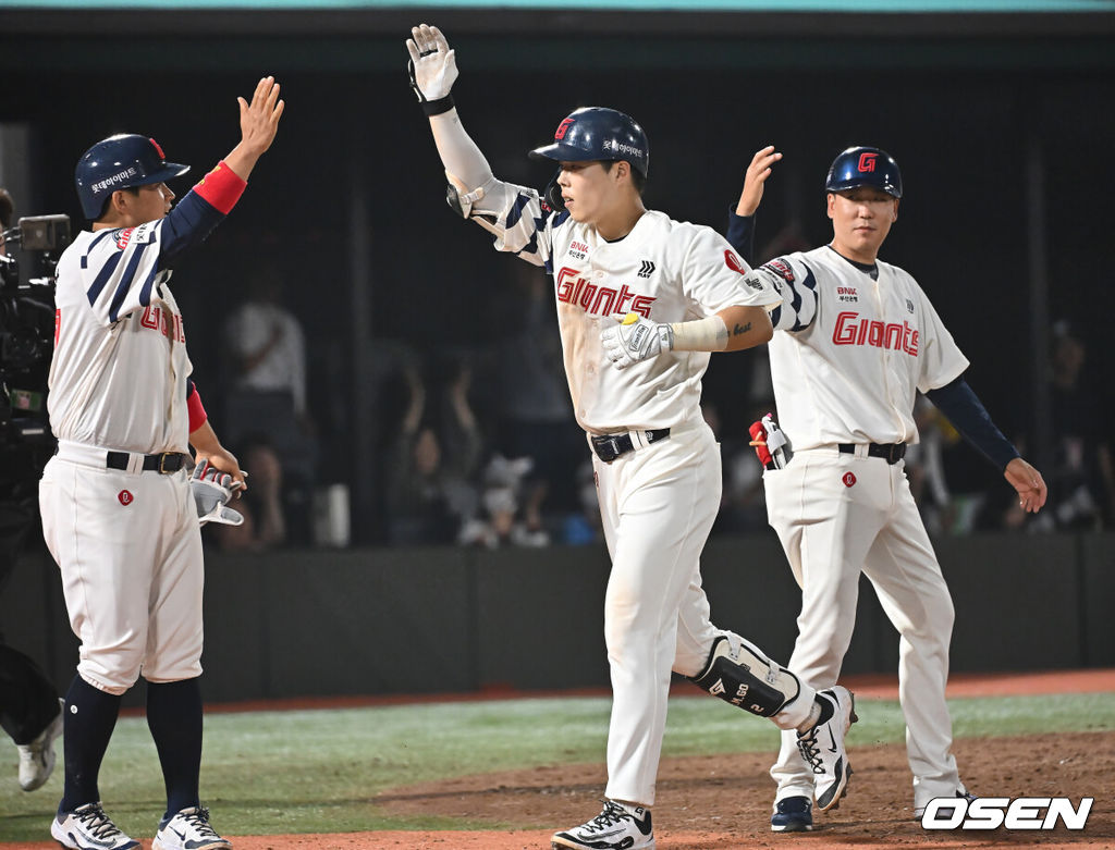 21일 부산 사직야구장에서 2025 신한 SOL 뱅크 KBO 리그 롯데 자이언츠와 LG 트윈스의 경기가 열렸다. 홈팀 롯데는 나균안이, 방문팀 LG는 임찬규가 선발 출전했다.롯데 자이언츠 고승민이 8회말 2사 1루 우월 동점 2점 홈런을 치고 하이파이브를 하고 있다. 2025.05.21 / foto0307@osen.co.kr