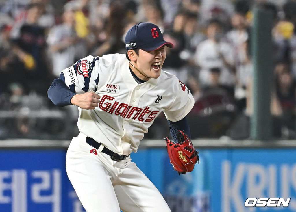 21일 부산 사직야구장에서 2025 신한 SOL 뱅크 KBO 리그 롯데 자이언츠와 LG 트윈스의 경기가 열렸다. 홈팀 롯데는 나균안이, 방문팀 LG는 임찬규가 선발 출전했다.롯데 자이언츠 최준용이 연장 11회말 2사 LG 트윈스 송찬의를 삼진으로 잡고 포효하고 있다. 2025.05.21 / foto0307@osen.co.kr