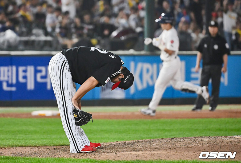 21일 부산 사직야구장에서 2025 신한 SOL 뱅크 KBO 리그 롯데 자이언츠와 LG 트윈스의 경기가 열렸다. 홈팀 롯데는 나균안이, 방문팀 LG는 임찬규가 선발 출전했다.LG 트윈스 김진성이 8회말 2사 1루 롯데 자이언츠 고승민에게 우월 동점 2점 홈런을 맞고 아쉬워하고 있다. 2025.05.21 / foto0307@osen.co.kr