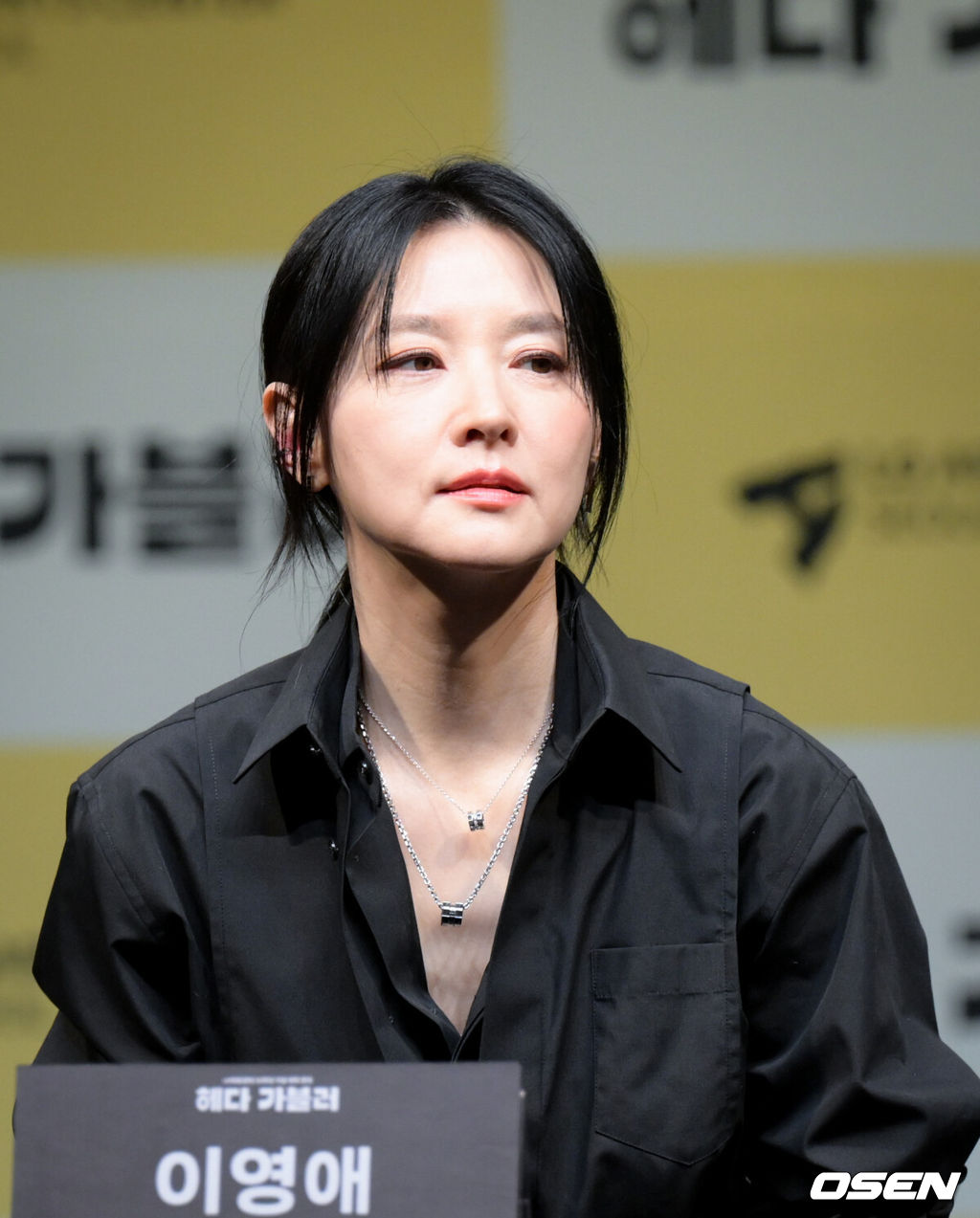 연극 ‘헤다 가블러’ 제작발표회가 8일 오후 서울 강서구 LG아트센터 서울에서 열렸다.이날 현장에는 이현정 LG아트센터장을 비롯해 연출가 전인철, 배우 이영애, 김정호, 지현준, 이승주, 백지원 등이 참석했다.배우 이영애가 질의응답 시간을 갖고 있다. 2025.04.08 /cej@osen.co.kr