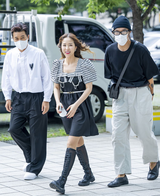 18일 오후 혼성그룹 코요태 (김종민, 신지, 빽가)가 서울 양천구 SBS 목동 사옥에서 진행된 SBS 파워FM '두시탈출 컬투쇼' 참석했다.<br /><br />코요태 멤버들이 입장하며 포즈를 취하고 있다. 2022.08.18 /rumi@osen.co.kr<br />