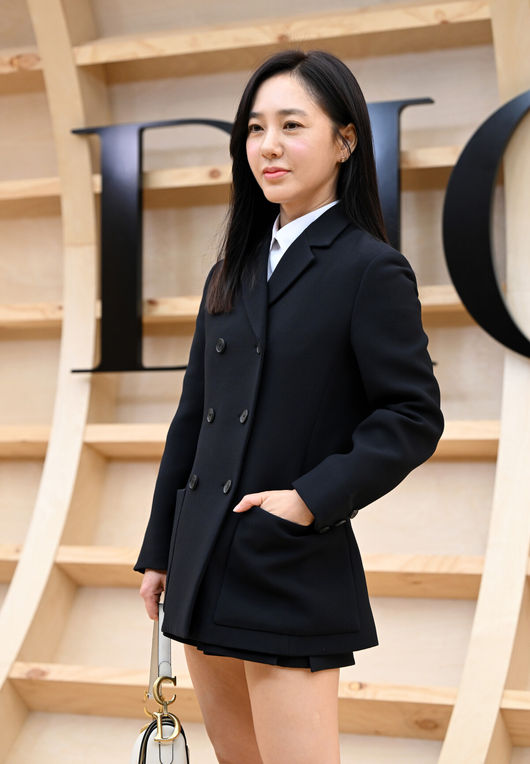 30일 오후 서울 이화여자대학교에서 프랑스 럭셔리 브랜드 디올(Dior) 2022 가을 여성 컬렉션 패션쇼가 열렸다.<br /><br />배우 박주미가 포토월에서 포즈를 취하고 있다. 2022.04.30 /jpnews@osen.co.kr