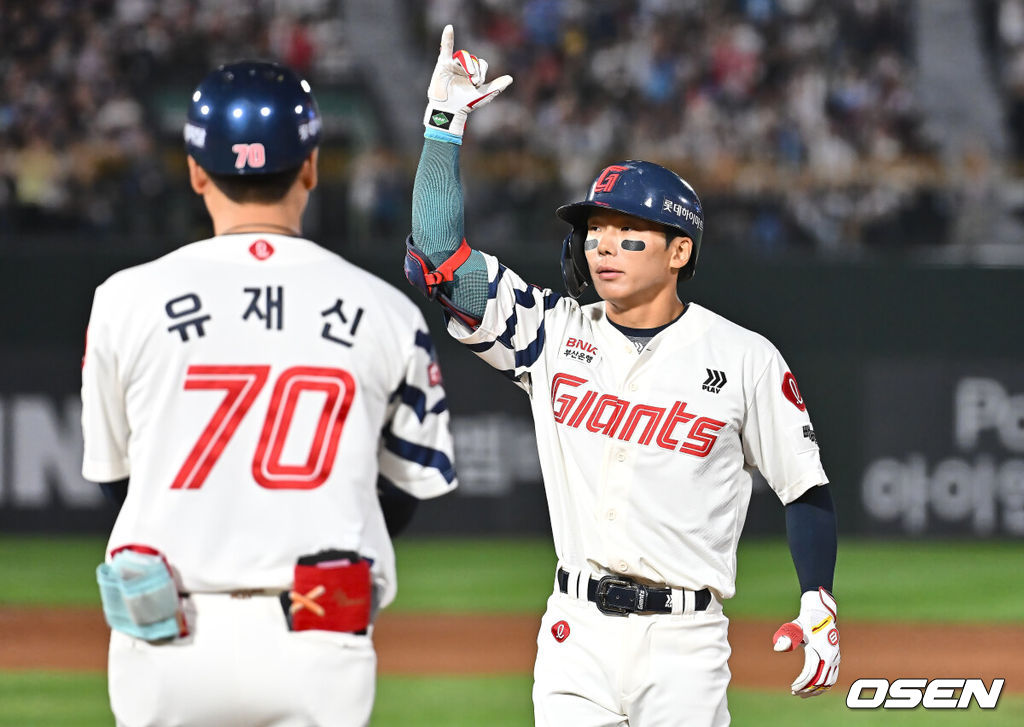 21일 부산 사직야구장에서 2025 신한 SOL 뱅크 KBO 리그 롯데 자이언츠와 LG 트윈스의 경기가 열렸다. 홈팀 롯데는 나균안이, 방문팀 LG는 임찬규가 선발 출전했다.롯데 자이언츠 장두성이 4회말 2사 3루 좌익수 앞 역전 1타점 적시타를 치고 세리머니를 하고 있다. 2025.05.21 / foto0307@osen.co.kr