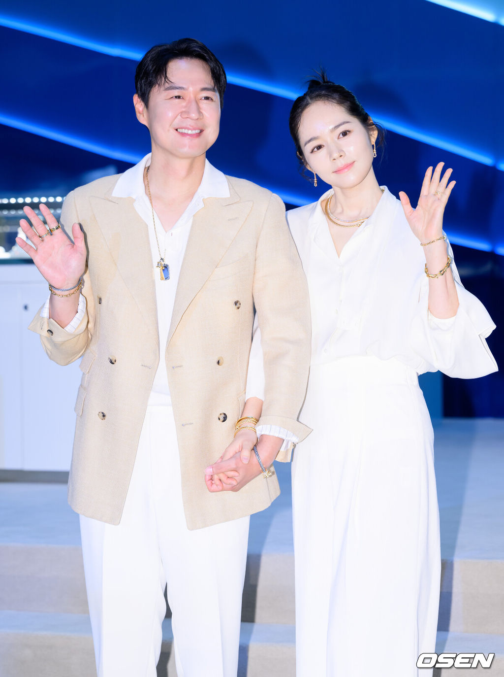 2일 오전 서울 롯데백화점 잠실점 에비뉴엘에서 모던 주얼리 브랜드의 팝업스토어 오픈 행사가 진행됐다.배우 연정훈, 한가인 부부가 포즈를 취하고 있다. 2024.05.02 /sunday@osen.co.kr