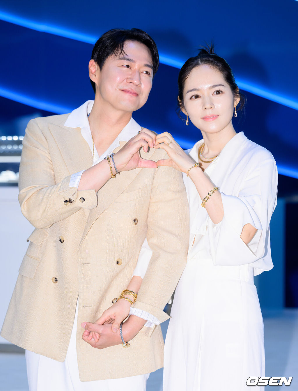 2일 오전 서울 롯데백화점 잠실점 에비뉴엘에서 모던 주얼리 브랜드의 팝업스토어 오픈 행사가 진행됐다.배우 연정훈, 한가인 부부가 포즈를 취하고 있다. 2024.05.02 /sunday@osen.co.kr