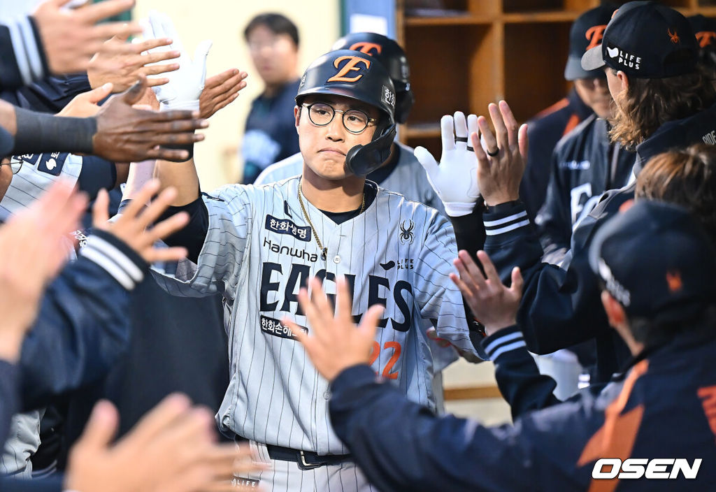 22일 울산 문수야구장에서 2025 신한 SOL 뱅크 KBO 리그 NC 다이노스와 한화 이글스의 경기가 열렸다. 홈팀 NC는 김녹원이, 방문팀 한화는 폰세가 선발로 나섰다.한화 이글스 채은성이 2회초 무사 1루 좌월 2점 홈런을 치고 하이파이브를 하고 있다. 2025.05.22 / foto0307@osen.co.kr
