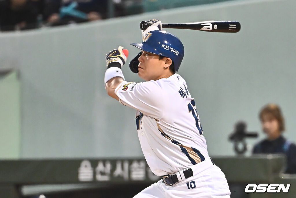 22일 울산 문수야구장에서 2025 신한 SOL 뱅크 KBO 리그 NC 다이노스와 한화 이글스의 경기가 열렸다. 홈팀 NC는 김녹원이, 방문팀 한화는 폰세가 선발로 나섰다.NC 다이노스 박세혁이 2회말 1사 2루 우익수 앞 1타점 동점 안타를 치고 있다. 2025.05.22 / foto0307@osen.co.kr