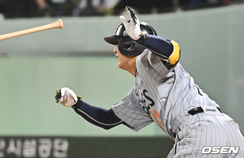 22일 울산 문수야구장에서 2025 신한 SOL 뱅크 KBO 리그 NC 다이노스와 한화 이글스의 경기가 열렸다. 홈팀 NC는 김녹원이, 방문팀 한화는 폰세가 선발로 나섰다.한화 이글스 이진영이 6회초 1사 만루 1타점 2루수 땅볼을 치고 있다. 2025.05.22 / foto0307@osen.co.kr