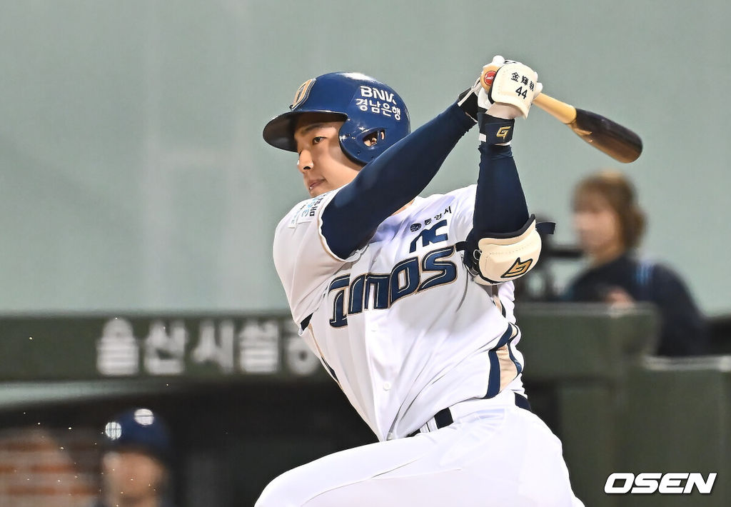 22일 울산 문수야구장에서 2025 신한 SOL 뱅크 KBO 리그 NC 다이노스와 한화 이글스의 경기가 열렸다. 홈팀 NC는 김녹원이, 방문팀 한화는 폰세가 선발로 나섰다.NC 다이노스 김휘집이 6회말 2사 2,3루 유격수 왼쪽 1타점 내야 안타를 치고 있다. 2025.05.22 / foto0307@osen.co.kr
