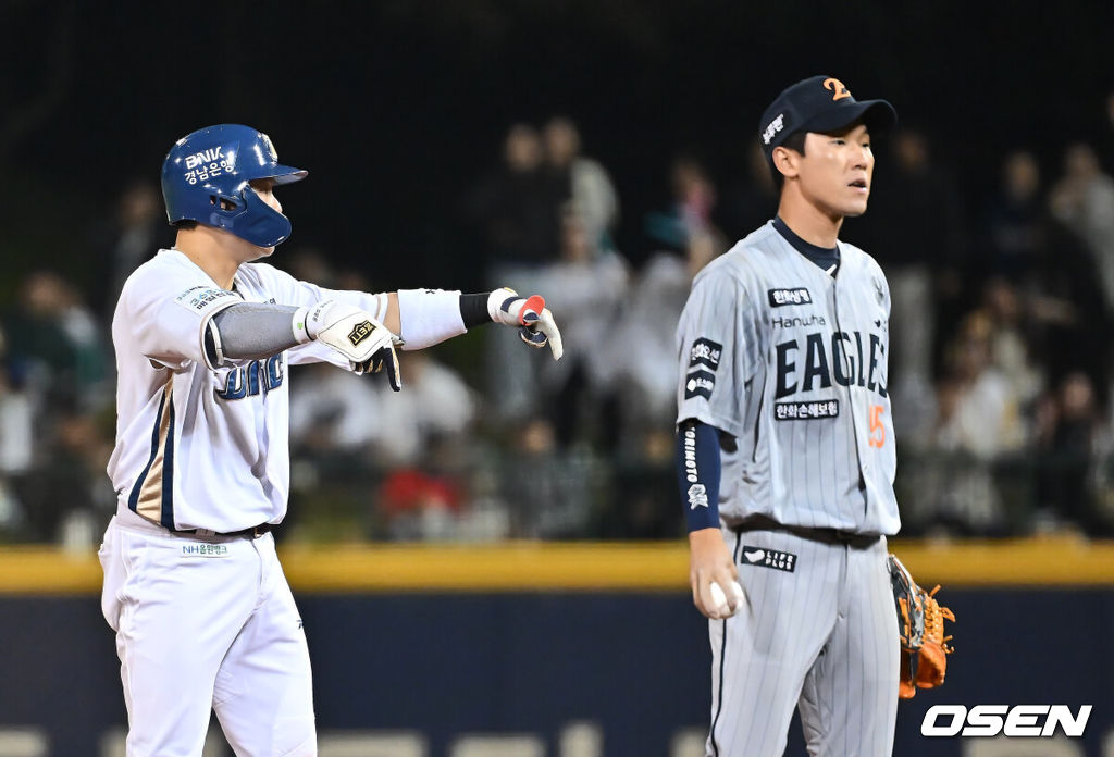22일 울산 문수야구장에서 2025 신한 SOL 뱅크 KBO 리그 NC 다이노스와 한화 이글스의 경기가 열렸다. 홈팀 NC는 김녹원이, 방문팀 한화는 폰세가 선발로 나섰다.NC 다이노스 박세혁이 6회말 2사 1,2루 좌익수 왼쪽 동점 1타점 적시타를 치고 세리머니를 하고 있다. 2025.05.22 / foto0307@osen.co.kr