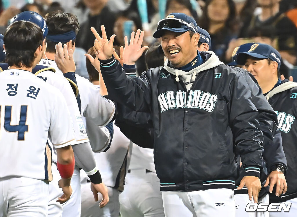 22일 울산 문수야구장에서 2025 신한 SOL 뱅크 KBO 리그 NC 다이노스와 한화 이글스의 경기가 열렸다. 홈팀 NC는 김녹원이, 방문팀 한화는 폰세가 선발로 나섰다.NC 다이노스 이호준 감독과 코치들이 한화 이글스에 4-3으로 승리한 후 선수들에게 축하를 하고 있다. 2025.05.22 / foto0307@osen.co.kr