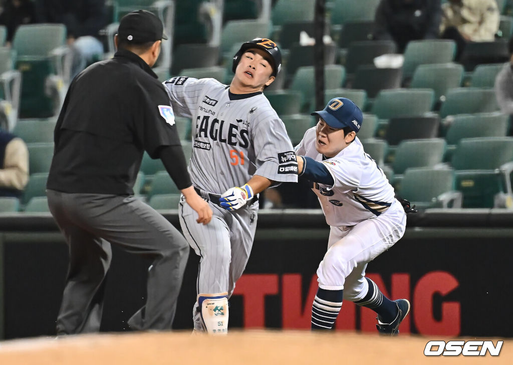 22일 울산 문수야구장에서 2025 신한 SOL 뱅크 KBO 리그 NC 다이노스와 한화 이글스의 경기가 열렸다. 홈팀 NC는 김녹원이, 방문팀 한화는 폰세가 선발로 나섰다.한화 이글스 문현빈이 8회초 1사 기습 번트를 대고 볼 빠지는 사이 1루에서 세이프되고 2루로 방향을 틀었다가 다시 귀루를 시도했으나 박민우에게 태그 아앗당하고 있다. 2025.05.22 / foto0307@osen.co.kr