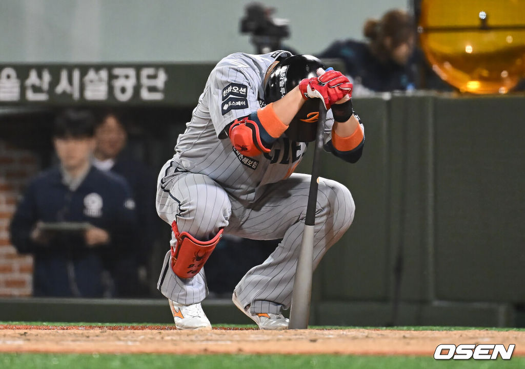 22일 울산 문수야구장에서 2025 신한 SOL 뱅크 KBO 리그 NC 다이노스와 한화 이글스의 경기가 열렸다. 홈팀 NC는 김녹원이, 방문팀 한화는 폰세가 선발로 나섰다.한화 이글스 하주석이 9회초 2사 자신의 타구에 발을 맞고 고통을 호소하고 있다. 2025.05.22 / foto0307@osen.co.kr