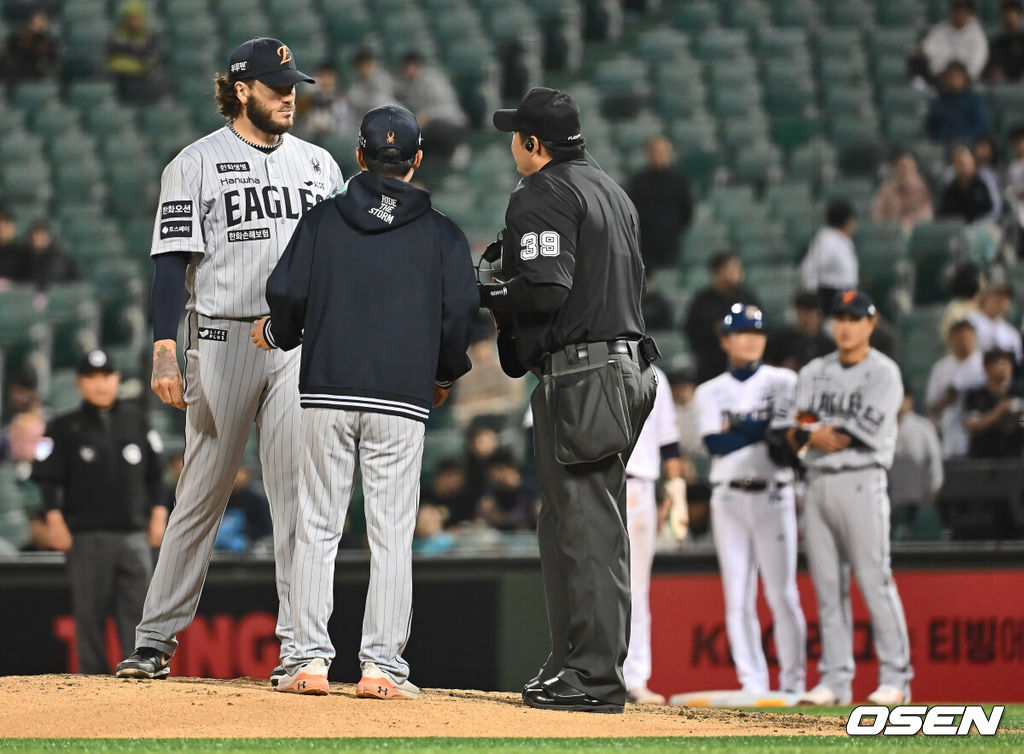 22일 울산 문수야구장에서 2025 신한 SOL 뱅크 KBO 리그 NC 다이노스와 한화 이글스의 경기가 열렸다. 홈팀 NC는 김녹원이, 방문팀 한화는 폰세가 선발로 나섰다.한화 이글스 폰세가 3회말 무사 1루 NC 다이노스 손아섭 타석때 구명환 주심과 얘기하고 있다. 2025.05.22 / foto0307@osen.co.kr