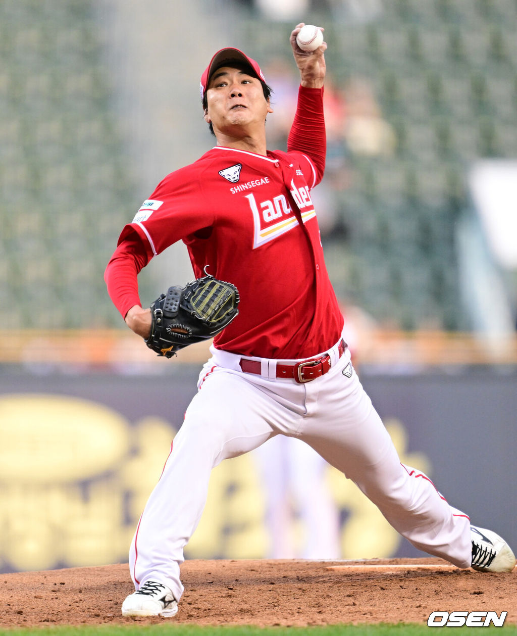 22일 오후 서울 잠실구장에서 2025 신한 SOL Bank KBO리그 두산 베어스와 SSG 랜더스의 경기가 열렸다.이날 두산은 홍민규를, SSG은 김광현을 선발로 내세웠다.1회말 SSG 선발 김광현이 역투하고 있다. 2025.05.22 /cej@osen.co.kr