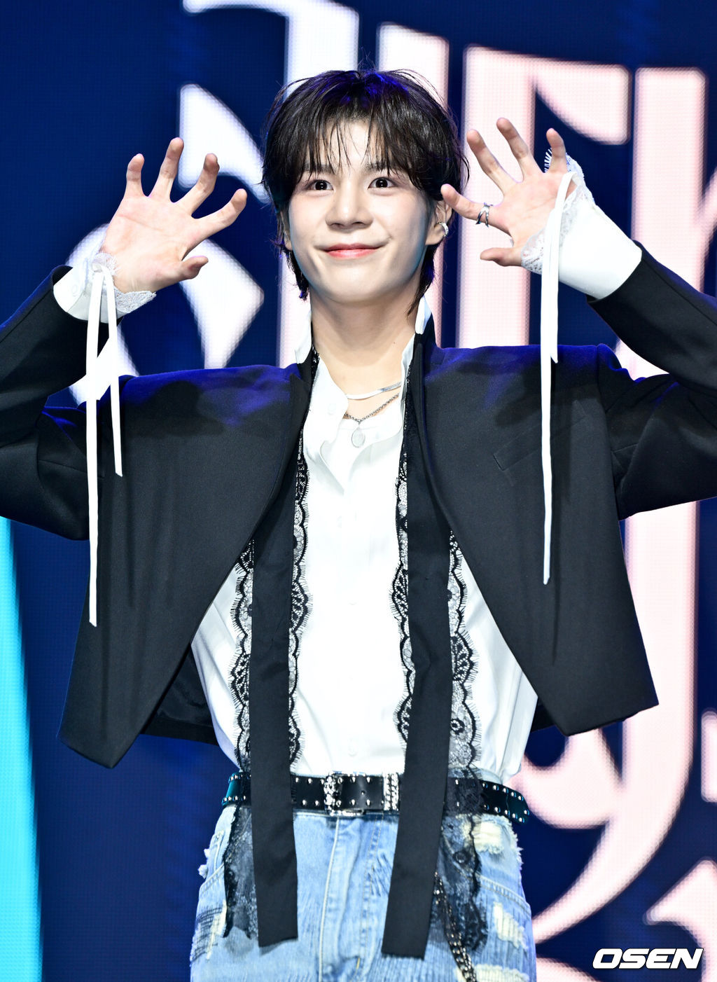 가수 정동원의 두 번째 정규 앨범 '키다리의 선물' 발매 기념 쇼케이스가 13일 오후 서울 용산구 이촌동 노들섬 라이브하우스에서 열렸다. 정동원의 새 정규 앨범 '키다리의 선물'은 오늘(13일) 오후 6시 각종 음원 사이트를 통해 발매된다. 이는 지난 2021년 11월 발매된 '그리움, 아낌없이 주는 나무' 이후 약 3년 만의 정규앨범이다. '그리움, 아낌없이 주는 나무'가 음악을 시작할 수 있도록 해준 할아버지에 대한 감사와 그리움을 담았다면, 이번 앨범은 팬들에게 전하는 특별한 메시지를 담고 있다. 정동원이 포즈를 취하고 있다. 2024.03.13 /cej@osen.co.kr