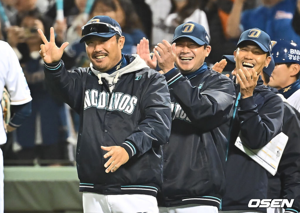 22일 울산 문수야구장에서 2025 신한 SOL 뱅크 KBO 리그 NC 다이노스와 한화 이글스의 경기가 열렸다. 홈팀 NC는 김녹원이, 방문팀 한화는 폰세가 선발로 나섰다.NC 다이노스 이호준 감독과 코치들이 한화 이글스에 4-3으로 승리한 후 선수들에게 축하를 하고 있다. 2025.05.22 / foto0307@osen.co.kr