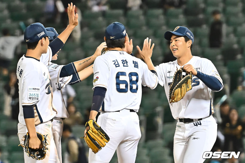 22일 울산 문수야구장에서 2025 신한 SOL 뱅크 KBO 리그 NC 다이노스와 한화 이글스의 경기가 열렸다. 홈팀 NC는 김녹원이, 방문팀 한화는 폰세가 선발로 나섰다.NC 다이노스 선수들이 한화 이글스에 4-3으로 승리한 후 하이파이브를 하고 있다. 2025.05.22 / foto0307@osen.co.kr