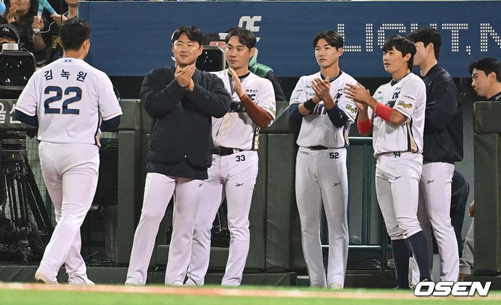 22일 울산 문수야구장에서 2025 신한 SOL 뱅크 KBO 리그 NC 다이노스와 한화 이글스의 경기가 열렸다. 홈팀 NC는 김녹원이, 방문팀 한화는 폰세가 선발로 나섰다.NC 다이노스 선발 투수 김녹원이 6회초 교체되고 있다. 2025.05.22 / foto0307@osen.co.kr