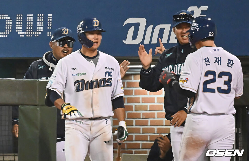 22일 울산 문수야구장에서 2025 신한 SOL 뱅크 KBO 리그 NC 다이노스와 한화 이글스의 경기가 열렸다. 홈팀 NC는 김녹원이, 방문팀 한화는 폰세가 선발로 나섰다.NC 다이노스 이호준 감독이 6회말 2사 2,3루 김휘집의 유격수 왼쪽 역전 1타점 내야 안타에 득점을 올린 천재환을 반기고 있다. 2025.05.22 / foto0307@osen.co.kr