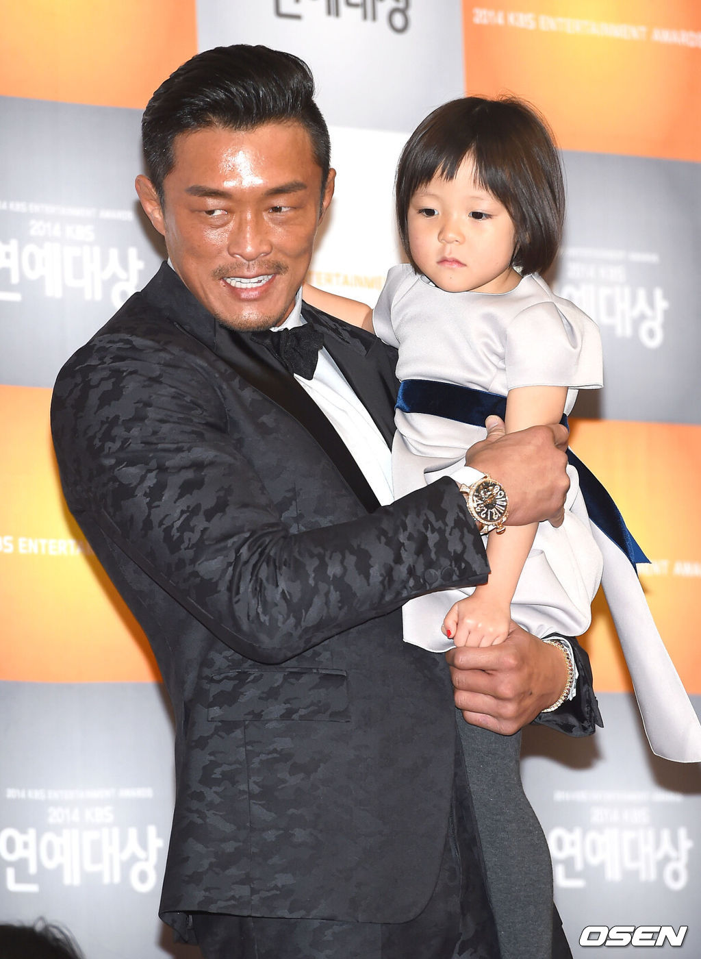 27일 오후 서울 여의도 KBS홀에서 진행된 '2014 KBS 연예대상'에서 추성훈과 추사랑이 이휘재와 서언,서준을 바라보고 있다.올 한해 KBS 예능을 책임진 대상 수상자를 가린다. 우선 올해 최고의 프로그램 후보는 '해피선데이'의 코너 '1박2일', '슈퍼맨이 돌아왔다', '개그콘서트', '대국민 토크쇼 안녕하세요'. '해피투게더3', '불후의 명곡-전설을 노래하다' 등의 6개로 이뤄진 상태. 이 프로그램을 대상으로 시청자 투표가 진행된다 대상 수상자도 이들 프로그램 중에서 탄생할 전망. 김준호의 2년 연속 수상 가능성이 높게 점쳐지고 있는 가운데, 지난 한해 KBS 예능은 '삼둥이'가 다 살린 게 아니냐는 의견도 있다. 이날 시상식에는 이들 아기 스타들을 비롯해 KBS1 '전국노래자랑'을 34년간 진행하고 올해 은관 문화 훈장을 수훈 받은 송해까지 총출동한다. KBS 측은 '슈퍼맨이 돌아왔다'의 어린이 출연자들을 위해 시상식 최초로 놀이방을 마련하고 이원생중계한다.MC들의 호흡은 올 연말 시상식 중 가장 기대감이 높다. 신동엽, 유희열, 성시경의 조합이다. 5년 연속 'KBS 연예대상' MC로 나서는 신동엽은 현재 KBS2 '대국민 토크쇼 안녕하세요'와 '불후의 명곡-전설을 노래하다' MC로 활약 중이며, 유희열은 KBS2 '유희열의 스케치북'의 진행자로, 성시경은 KBS2 '우리동네 예체능' 출연으로 KBS 예능의 대들보 역할을 하고 있다. / soul1014@osen.co.kr