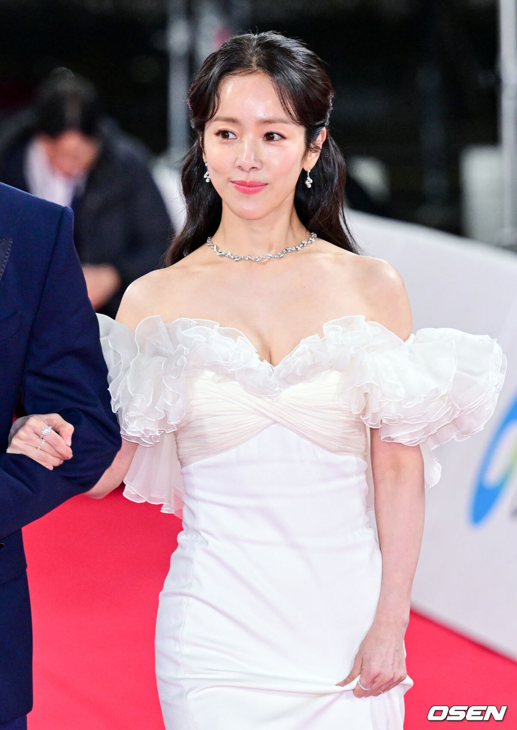 제45회 청룡영화상 시상식 레드카펫 행사가 29일 오후 서울 영등포구 KBS홀 인근에서 진행됐다.지난해까지 ‘청룡영화상’의 MC로 활약했던 김혜수는 1993년 제14회 청룡영화상 시상식부터 진행을 맡았으며, 딱 30년이 되는 지난해 시상식을 끝으로 자리에서 물러났다. 이후 김혜수의 왕관을 누가 물려받을 지 관심이 모아졌는데 후임은 평소 김혜수와 절친사이로 알려진 한지민으로 발탁됐다.배우 한지민이 레드카펫을 밟고 있다. 2024.11.29 /cej@osen.co.kr