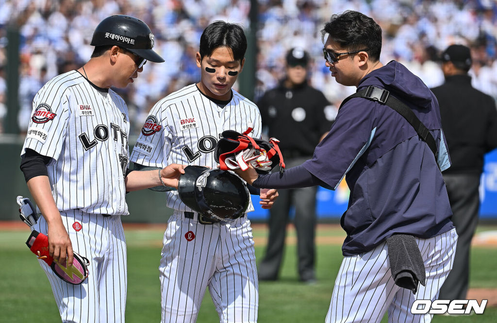 18일 부산 사직야구장에서 2025 신한 SOL 뱅크 KBO 리그 롯데 자이언츠와 삼성 라이온즈의 경기가 열렸다. 롯데 자이언츠 장두성이 5회말 삼성 라이온즈 이승현의 투구에 머리를 맞고 1루로 나가고 있다. 2025.05.18 / foto0307@osen.co.kr