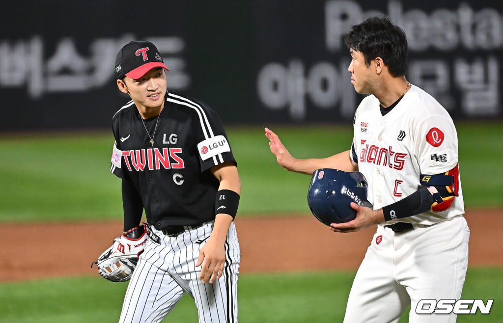 20일 부산 사직야구장에서 2025 신한 SOL 뱅크 KBO 리그 롯데 자이언츠와 LG 트윈스의 경기가 열렸다. 홈팀 롯데는 윤성빈, 방문팀 LG는 송승기가 선발 출전했다.롯데 자이언츠 전준우가 경기 후 LG 트윈스 박해민에게 무언가를 얘기하고 있다. 2025.05.20 / foto0307@osen.co.kr