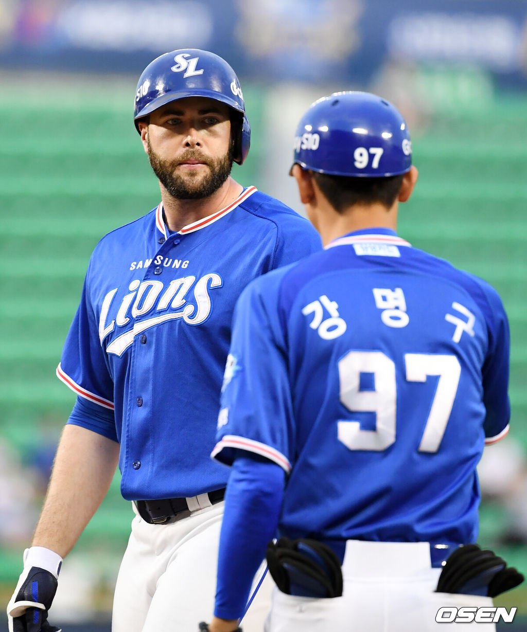 12일 오후 서울 잠실야구장에서 ‘2019년 신한은행 마이카 KBO리그’ LG 트윈스와 삼성 라이온즈의 경기가 열렸다.3회초 2사 주자 1,2루 삼성 러프가 우익수 앞 동점 1타점 적시타를 날린 후 1루에서 강명구 코치와 하이파이브를 하고 있다./rumi@osen.co.kr