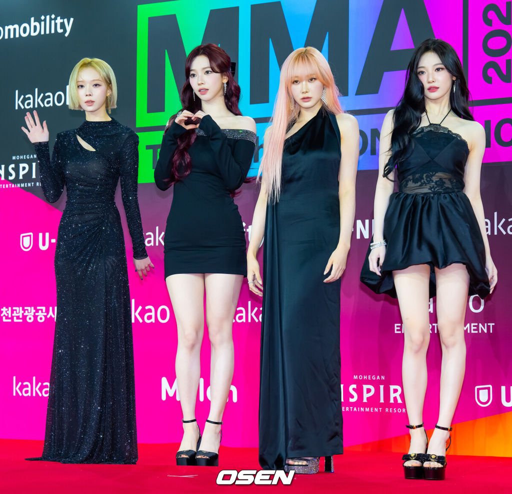 30일 오후 인천 중구 운서동 인스파이어 아레나에서 ‘2024 멜론 뮤직어워드’(MMA) 레드카펫이 진행됐다.MMA는 멜론의 객관적 데이터와 이용자들의 투표 및 전문가 심사를 통해 아티스트의 1년간 성과를 널리 기리고 알리는 대한민국 최대 규모의 음악 시상식 및 페스티벌이다. 올해 슬로건은 뉴 스트림 오브 K팝(New Stream of K-POP)이다.그룹 에스파가 포즈를 취하고 있다. 2024.11.30 / rumi@osen.co.kr