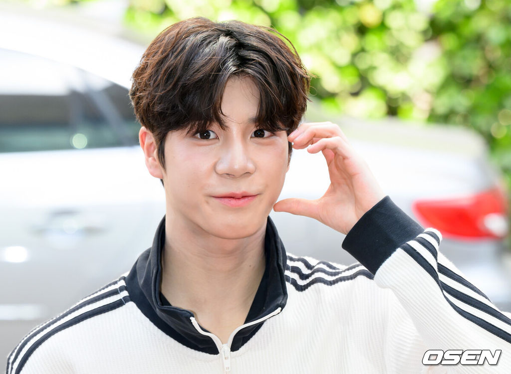 8일 오후 서울 영등포구 여의도 KBS 신관에서 KBS 2TV ‘열린음악회’ 녹화가 진행됐다.가수 정동원이 방송국으로 이동하며 팬과 취재진을 향해 인사를 하고 있다. 2025.04.08 /sunday@osen.co.kr
