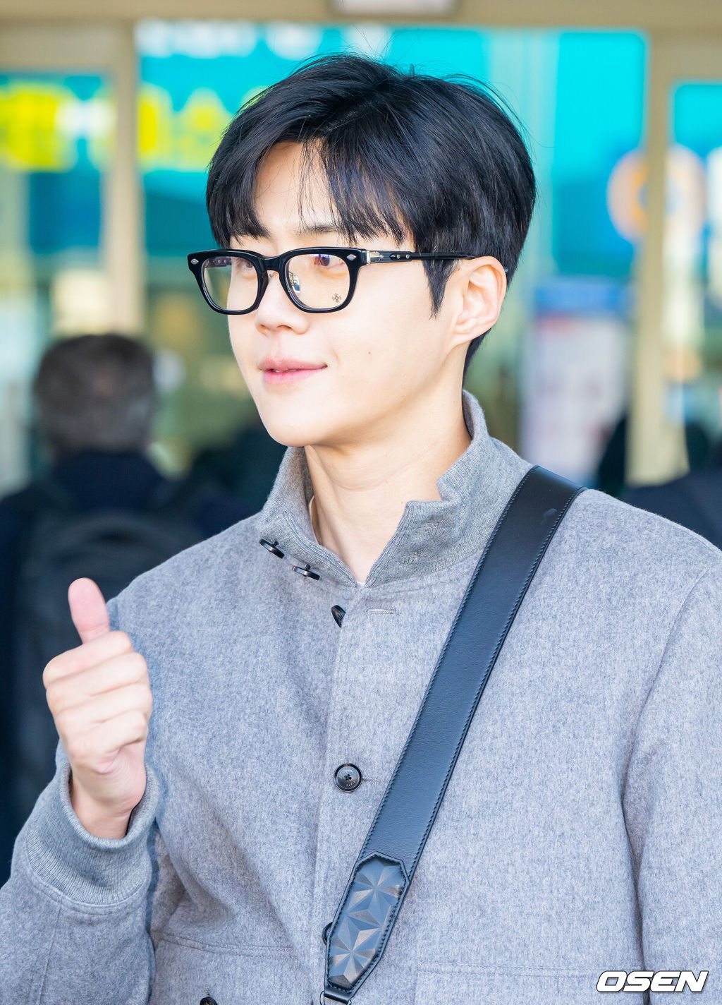  배우 김선호가 23일 화보 촬영을 위해 인천공항을 통해 이탈리아 로마로 출국했다.김선호는 디즈니플러스의 시리즈 '폭군'으로 다시 한번 월드클래스급 인기 인증한 바 있다.김선호가 출국에 앞서 포즈를 취하고 있다.  2024.11.23   / soul1014@osen.co.kr