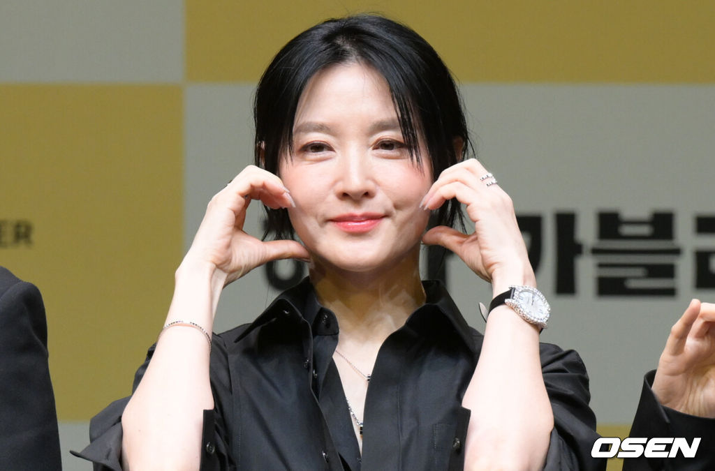 연극 ‘헤다 가블러’ 제작발표회가 8일 오후 서울 강서구 LG아트센터 서울에서 열렸다.이날 현장에는 이현정 LG아트센터장을 비롯해 연출가 전인철, 배우 이영애, 김정호, 지현준, 이승주, 백지원 등이 참석했다.배우 이영애가 포즈를 취하고 있다. 2025.04.08 /cej@osen.co.kr