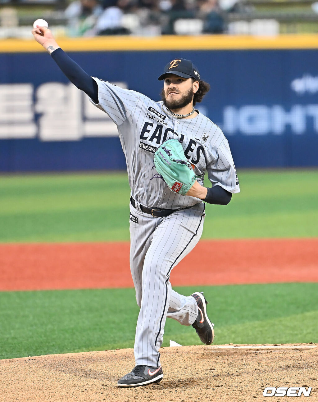 22일 울산 문수야구장에서 2025 신한 SOL 뱅크 KBO 리그 NC 다이노스와 한화 이글스의 경기가 열렸다. 홈팀 NC는 김녹원이, 방문팀 한화는 폰세가 선발로 나섰다.한화 이글스 선발 투수 폰세가 역투하고 있다. 2025.05.22 / foto0307@osen.co.kr