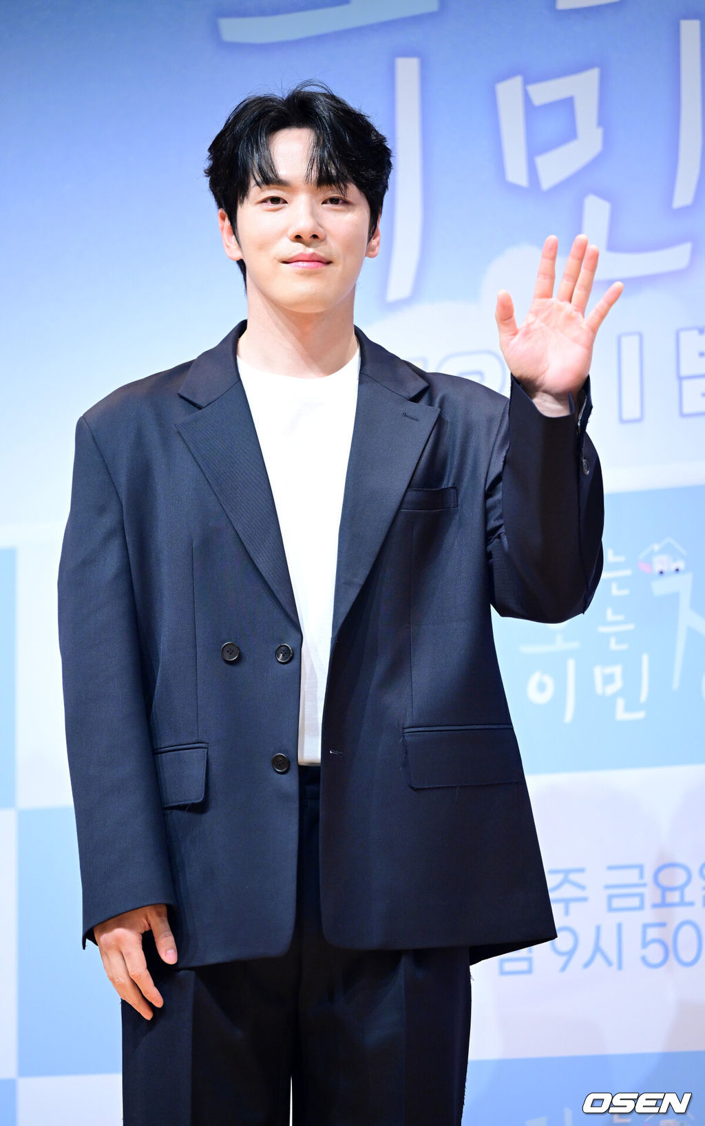16일 오전 서울 여의도 KBS 아트홀에서 KBS 2TV 신규 예능 ‘가는정 오는정 이민정’(이하 ‘가오정’) 제작발표회가 열렸다.‘가오정’은 시골마을에 생필품을 실은 이동식 편의점을 배달하고 하룻밤을 보내며 다양한 이야기를 나눠보는 프로그램. 이민정이 메인 호스트로 나서며 붐, 안재현, 김정현, 김재원이 고정 멤버로 합류했다.배우 김정현이 포토타임을 하고 있다. 2025.05.16 / dreamer@osen.co.kr