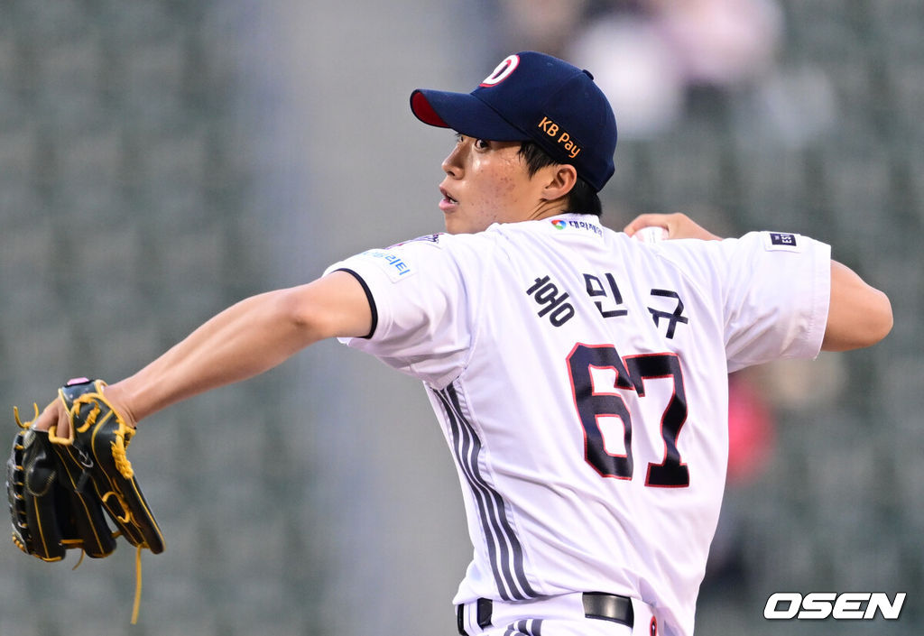 22일 오후 서울 잠실구장에서 2025 신한 SOL Bank KBO리그 두산 베어스와 SSG 랜더스의 경기가 열렸다.이날 두산은 홍민규를, SSG은 김광현을 선발로 내세웠다.1회초 두산 선발 홍민규가 역투하고 있다. 2025.05.22