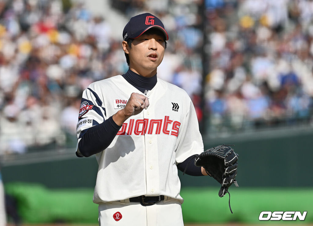 4일 부산 사직야구장에서 2025 신한 SOL 뱅크 KBO 리그 롯데 자이언츠와 NC 다이노스의 경기가 열렸다. 홈팀 롯데는 반즈, 방문팀 NC는 김녹원이 선발 출전했다.롯데 자이언츠 구승민이 6회초 1사 3루 NC 다이노스 박민우를 1루수 땅볼로 잡고 주먹을 불끈 쥐고 있다. 2025.05.04 / foto0307@osen.co.kr