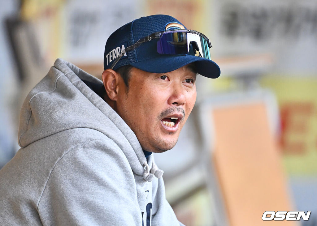 25일 대구삼성라이온즈파크에서 2025 신한 SOL 뱅크 KBO 리그 삼성 라이온즈와 NC 다이노스의 경기가 열린다. 홈팀 삼성은 최원태가, 방문팀 NC는 최성영이 선발 출전한다. NC 다이노스 이호준 감독이 선수들의 훈련을 지켜보고 있다. 2025.03.25 /