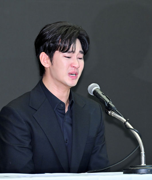 31일 오후 서울 마포구 상암동 스탠포드호텔에서 김수현 기자회견이 열렸다.배우 김수현은 故김새론 사망 이후 그를 휘감은 미성년자 열애 의혹 등에 대한 기자회견에 참석한다. 고인 사망 후 44일 만이며, 김수현은 법무법인 엘케이비앤파트너스 김종복 변호사와 함께 참석한다. 다만 기자회견에서 질의응답은 이뤄지지 않는다.배우 김수현이 기자회견을 하며 눈물을 흘리고 있다. 2025.03.31 / rumi@osen.co.kr