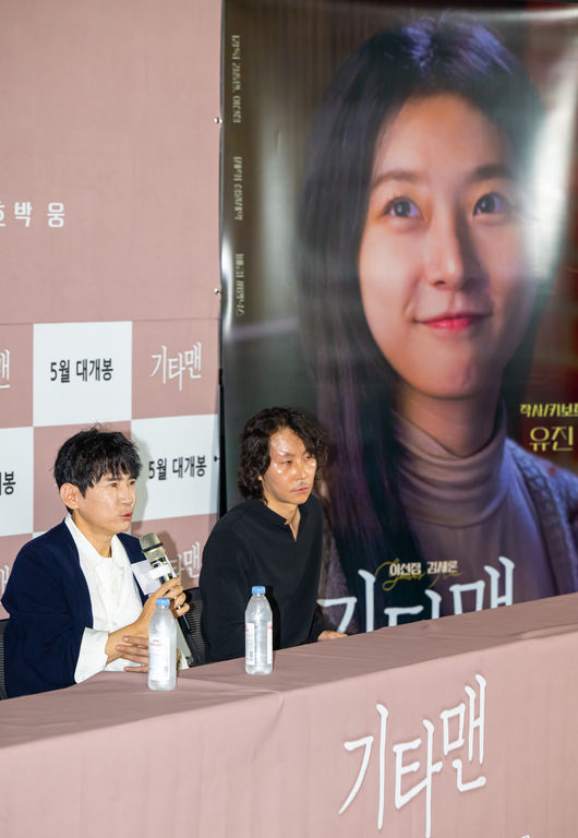 21일 서울 잠실롯데월드타워 내 롯데시네마 월드타워에서 영화 '기타맨'(감독 이선정) 언론시사회가 진행됐다.올해 2월 유명을 달리한 배우 김새론의 유작인 영화 '기타맨'은 고된 현실 속에서도 음악을 통해 희망을 찾으려는 천재 기타리스트 기철(이선정 분)의 상실과 사랑을 그린 음악 영화다. 이선정 감독이 김새론 관련 질문에 답하고 있다. 2025.05.21 / soul1014@osen.co.kr