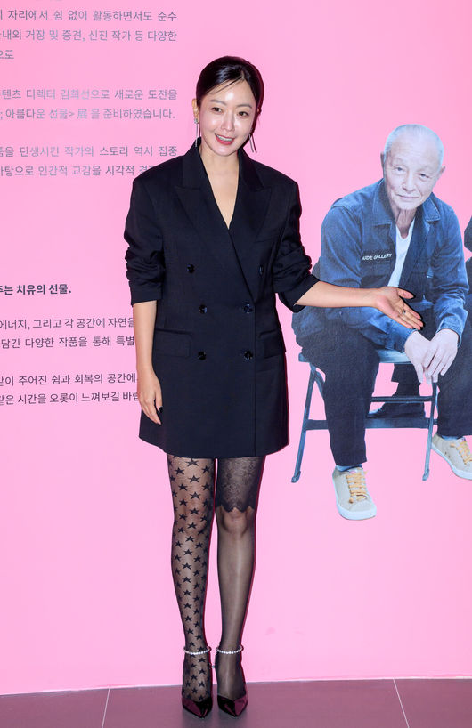 26일 오후 더현대 서울에서 아트 프로젝트 '아름다운 선물 展' 전시가 열렸다.<br /><br />콘텐츠 디렉터 김희선이 포토타임을 가지고 있다. 2023.09.26 /sunday@osen.co.kr