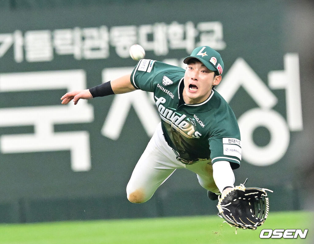 23일 오후 인천 미추홀구 SSG랜더스필드에서 ‘2025 신한 SOL Bank KBO리그’ SSG 랜더스와 LG 트윈스의 경기가 열렸다.이날 홈팀 SSG는 화이트, LG는 손주영을 선발로 내세웠다.2회초 무사 1루 SSG 중견수 최지훈이 LG 구본혁의 외야플라이 타구를 다이빙 캐치하고 있다. 2025.05.23 / ksl0919@osen.co.kr