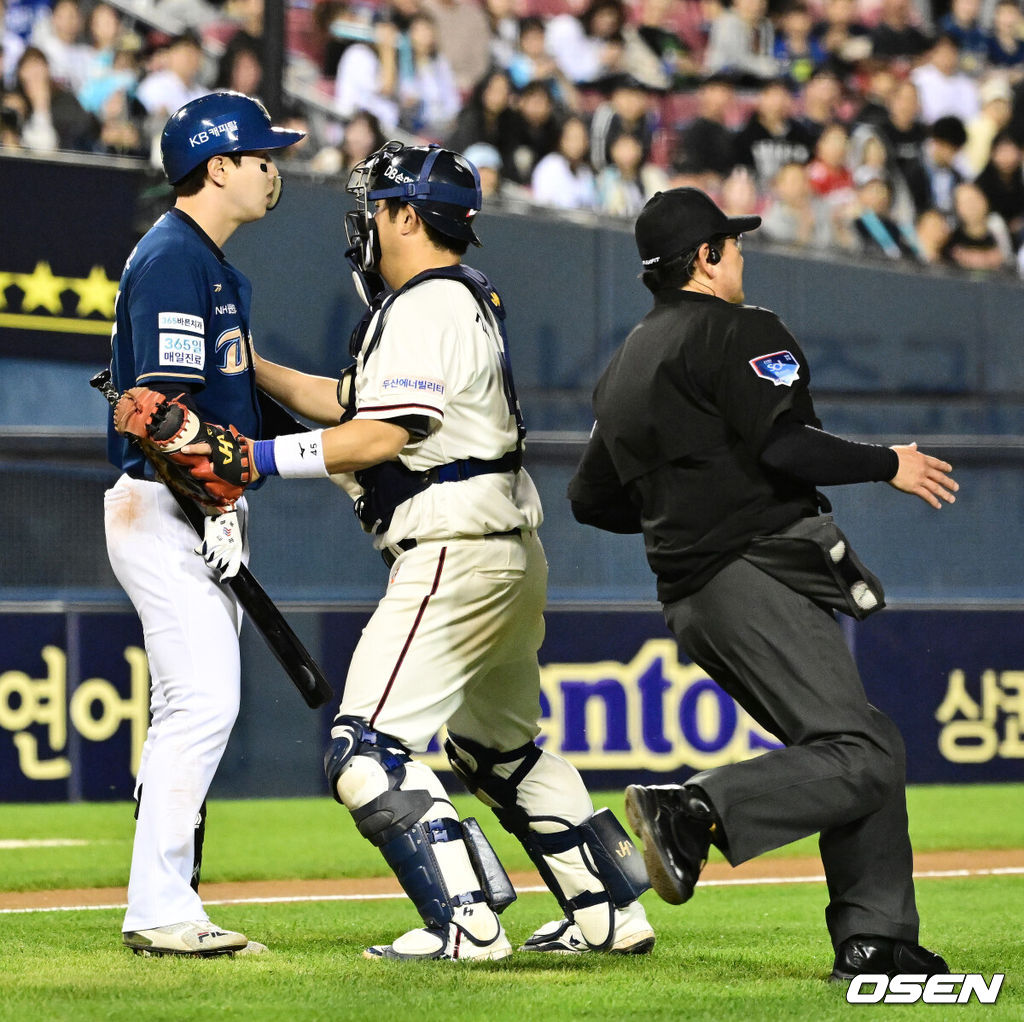 23일 오후 서울 잠실구장에서 2025 신한 SOL Bank KBO리그 두산 베어스와 NC 다이노스의 경기가 열렸다.이날 두산은 콜어빈, NC는 로건 앨런을 선발로 내세웠다.6회초 2사에서 NC 박건우가 두산 콜어빈의 몸쪽 볼에 놀라며 마운드로 걸어나가고 있다. 양팀 벤치클리어링 발생. 2025.05.23 /jpnews@osen.co.kr